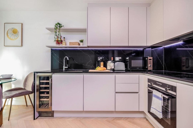 Private kitchen 5, Cosy London Apartment Near River Thames, London