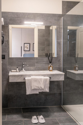 Bathroom 4, Hotel Basilea, Florence