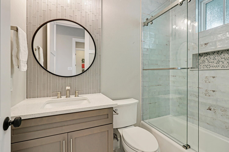 Bathroom 4, No Shower Happy Hour 215 LAU, Nueces