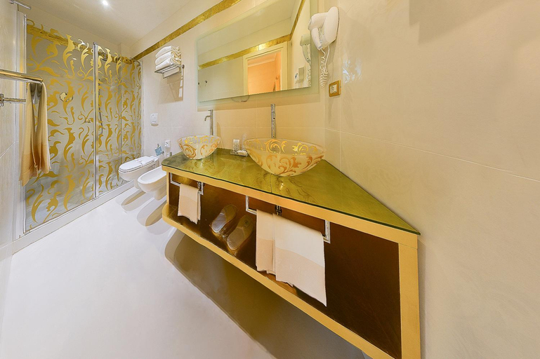 Bathroom 4, Zanhotel Tre Vecchi, Bologna