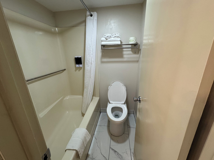 Bathroom 5, South Shore Inn, Erie