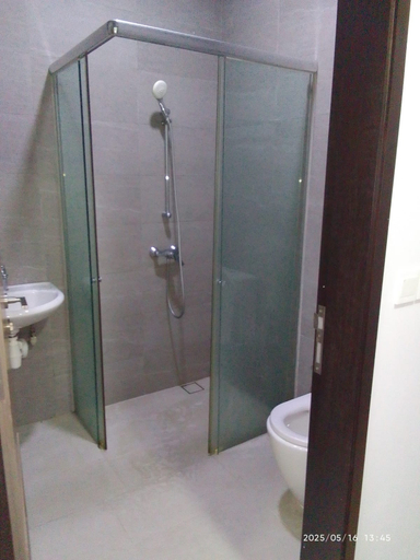 Bathroom 4, The Family Suites, Singapura