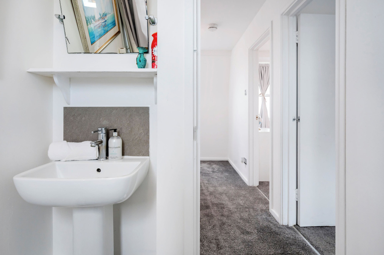 Bathroom 2, Spacious London stay -3 Bedroom property, London