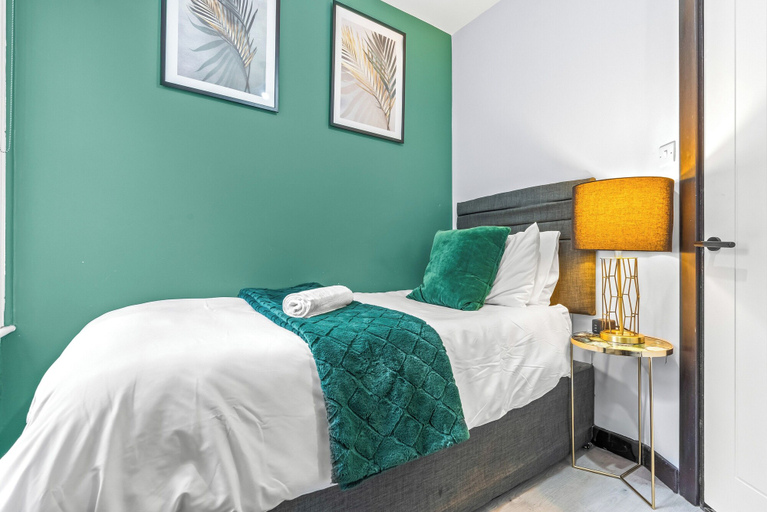 Room 3, Superb 3bed Fulham Palace Retreat, London