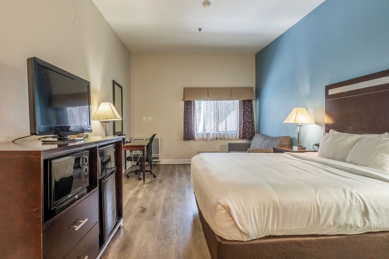 Bedroom 3, Quality Inn Near Mammoth Mountain Ski Resort, Mono