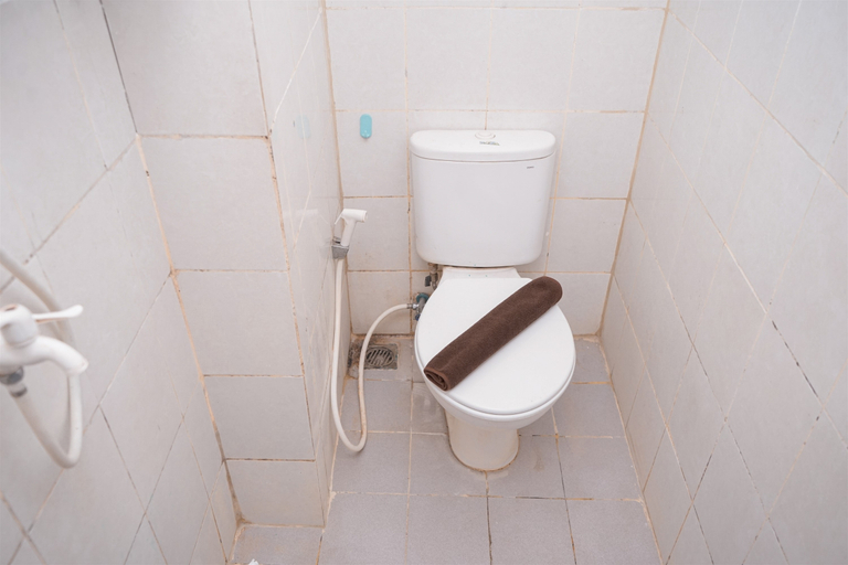 Bathroom 5, Simple Studio Room at Urbantown Serpong Apartment By Travelio, Tangerang Selatan