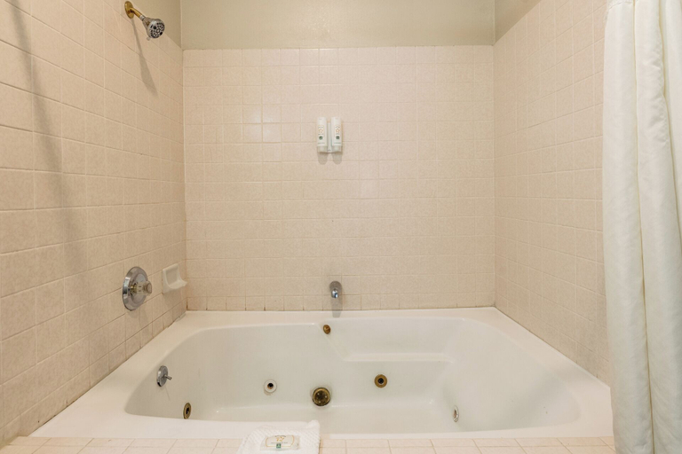 Bathroom 4, Quality Inn Near Mammoth Mountain Ski Resort, Mono