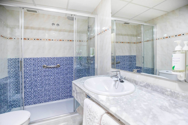 Bathroom 4, Hotel Servigroup Rialto, Alicante