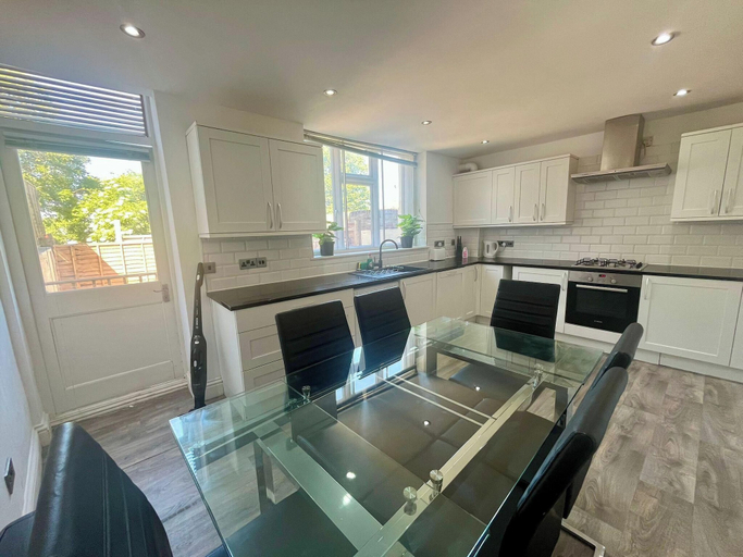 Private kitchen 4, Spacious 4-bed House - Sleeps 11, Garden & Parking, Kent