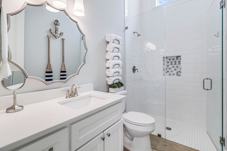Bathroom, Reel Good Time 100 NEI, Nueces