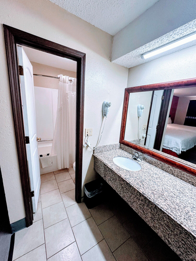 Bathroom 5, Relax Inn Henryetta, Okmulgee