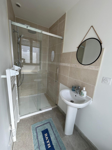 Bathroom 3, Les Nids, Seine-Maritime