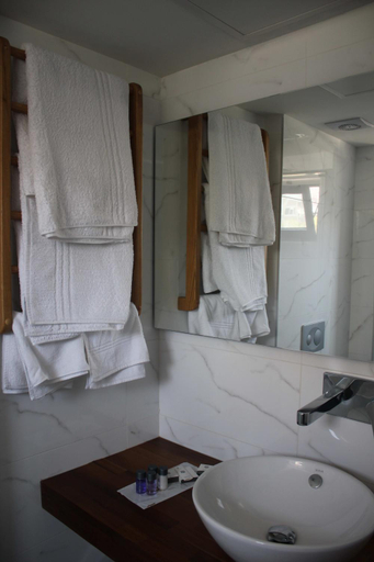 Bathroom 1, Port Marina Hotel, Karataş