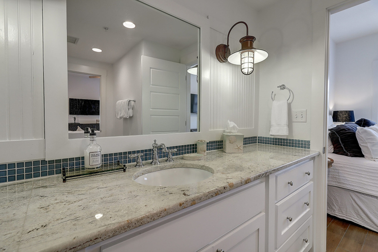Bathroom 3, Blue Marlin TC 3105, Nueces