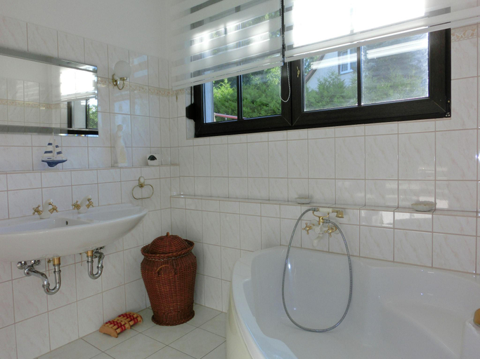 Bathroom 3, Gruppenunterkunft mit Pool in Ballenstedt, Harz