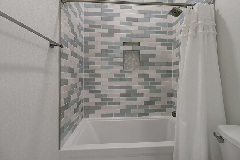 Bathroom 4, The Great White 306 DAR, Nueces