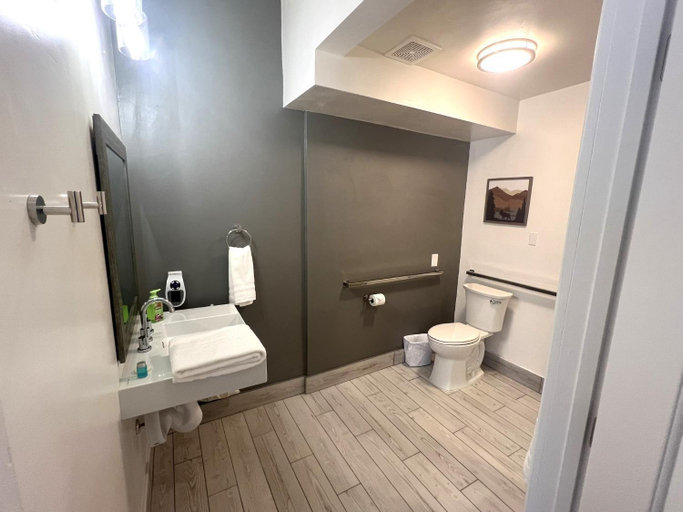Bathroom 2, Wofford Village Studios, Kern