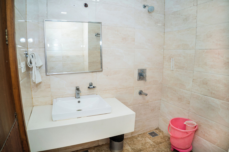 Bathroom 3, Grand Hridey 1 minute from Railway Station - Amritsar, Amritsar