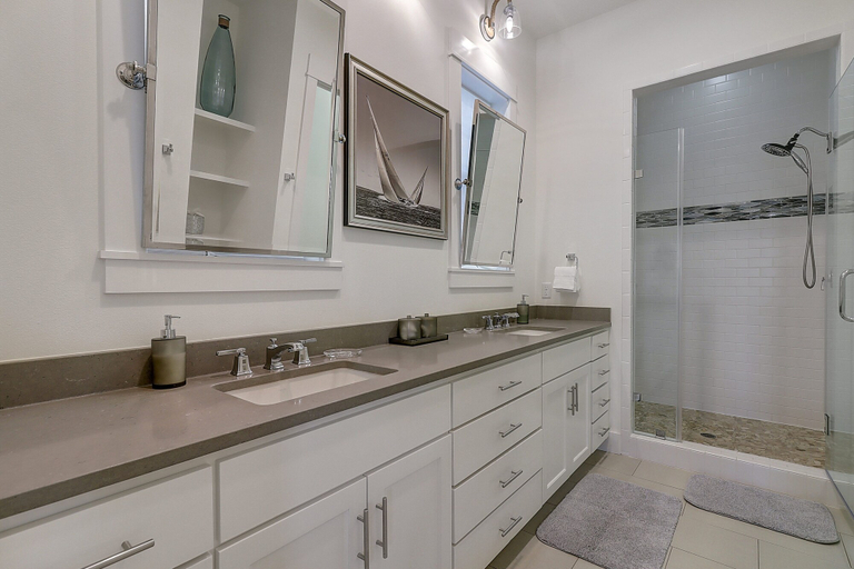Bathroom 3, Sunset Regatta 230 GR, Nueces