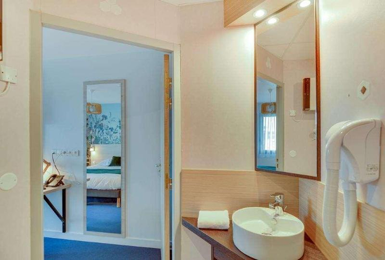 Bathroom 3, Brit Hotel Au Pays De Vitre, Ille-et-Vilaine