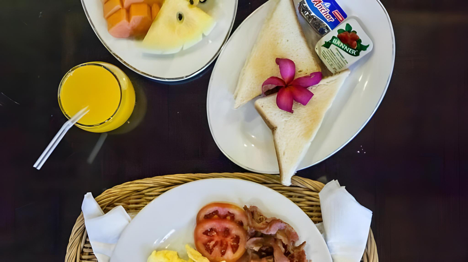 Food & Drinks, 1BR Private Large Pool villa & Kitchen in Seminyak, Badung