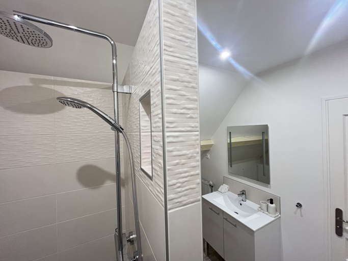 Bathroom 5, Le Clos des Châteaux, Loir-et-Cher