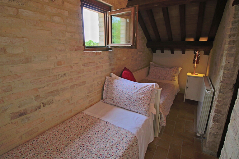 Room 5, Modern Holiday Home in Foligno - Loc. With Pool, Perugia