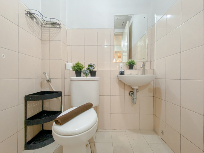 Bathroom 5, Spacious 3BR at Pakubuwono Terrace Apartment By Travelio, South Jakarta