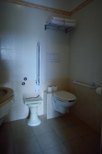 Bathroom 2, Man, Ravenna
