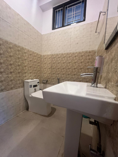 Bathroom, Hotel The Royal Galaxy, Garhwal