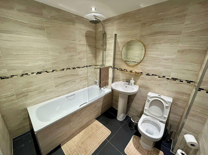 Bathroom 5, Spacious 4-bedroom House - Garden & Free Parking, Kent