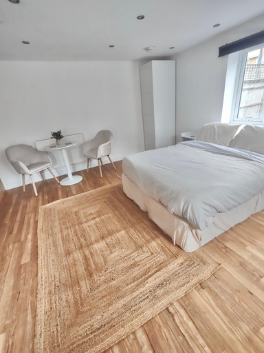 Others 3, Studio flat, West Sussex