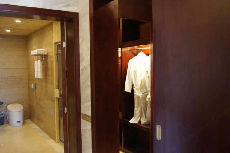 Bathroom 4, Weiyuan River International Hotel, Pu'er