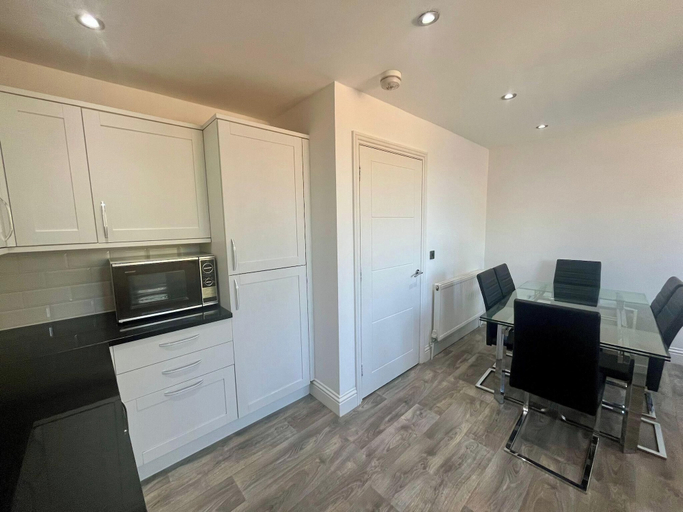 Dining, Spacious 4-bed House - Sleeps 11, Garden & Parking, Kent