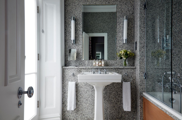 Bathroom 5, Number Sixteen, London