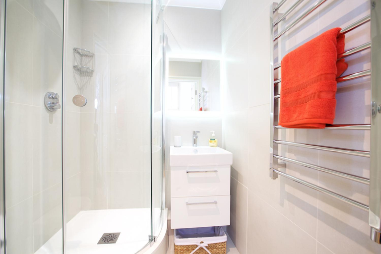 Bathroom 2, English Retro 2BR apt, moments from Battersea Park, London