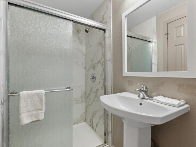 Bathroom 4, Edison Motor Lodge, Middlesex