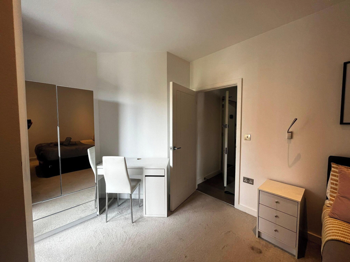 Interior 2, Grosvenor Rd - 2-bedrooms - Sleeps 5 - Parking, Hertfordshire