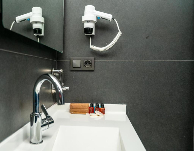 Bathroom 3, 216 Eagle Palace Suite, Pendik