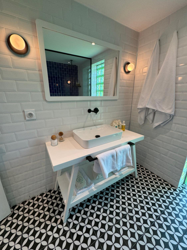 Bathroom 3, Sadef Akkonak, Kurucaşile