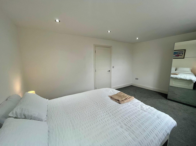 Room 5, Spacious 4-bed House - Sleeps 11, Garden & Parking, Kent