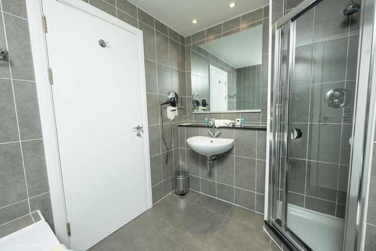 Bathroom 3, Killarney Court Hotel