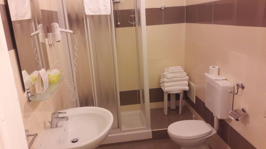 Bathroom 2, Hotel Principe, Alessandria