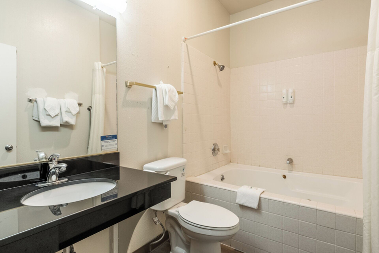 Bathroom 4, Quality Inn Near Mammoth Mountain Ski Resort, Mono