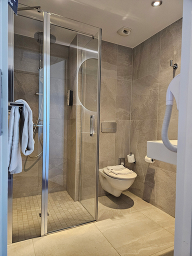 Bathroom 4, Ibis Styles La Rochelle Centre les Minimes, Charente-Maritime