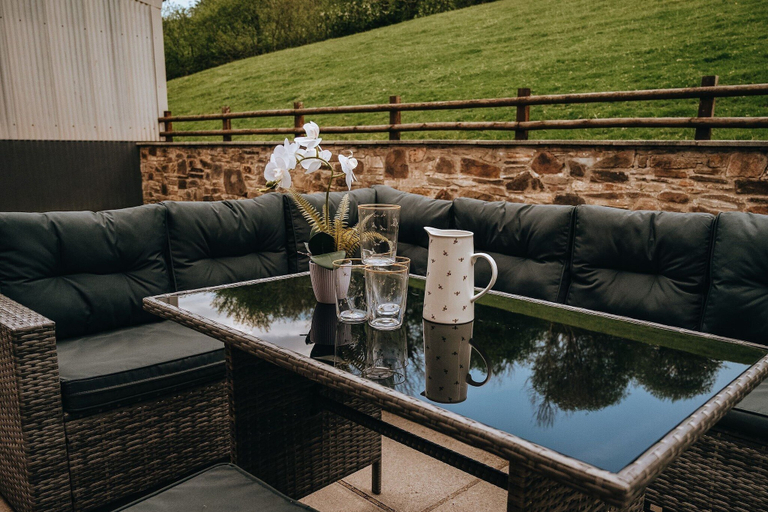 Outdoor dining 3, Luxury 5-bed Farmhouse - Sleeps 8 & Hot Tub, Powys