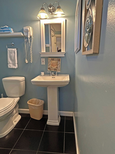 Bathroom 3, The Island Inn on Martha's Vineyard, Dukes