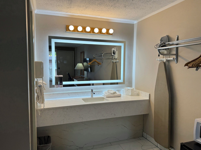 Bathroom 5, South Shore Inn, Erie
