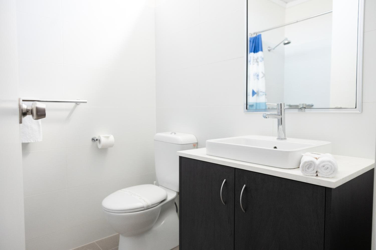 Bathroom 4, The Club Hotel, Gladstone