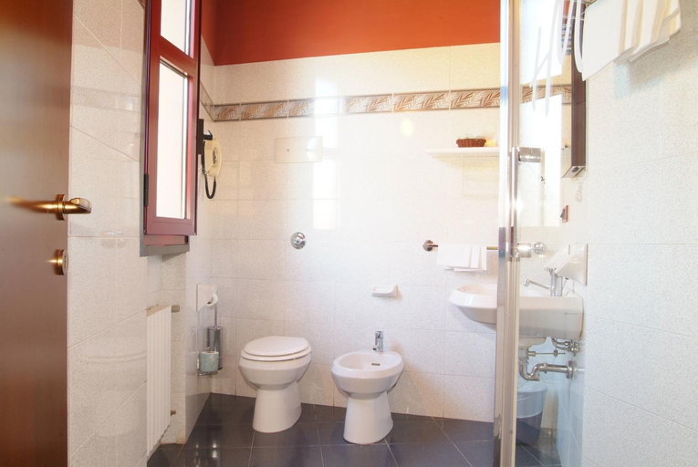 Bathroom 5, Hotel Maxim, Bologna